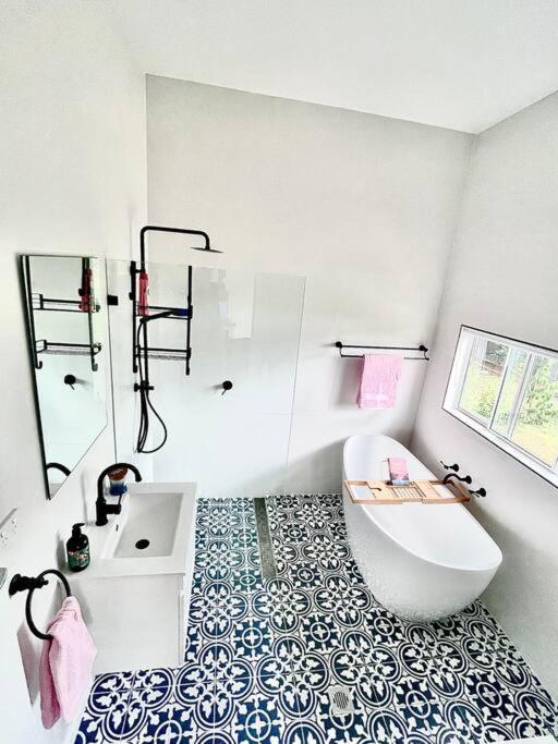 Corner Cottage- Pool Table, Wifi, Ac & Firepit *